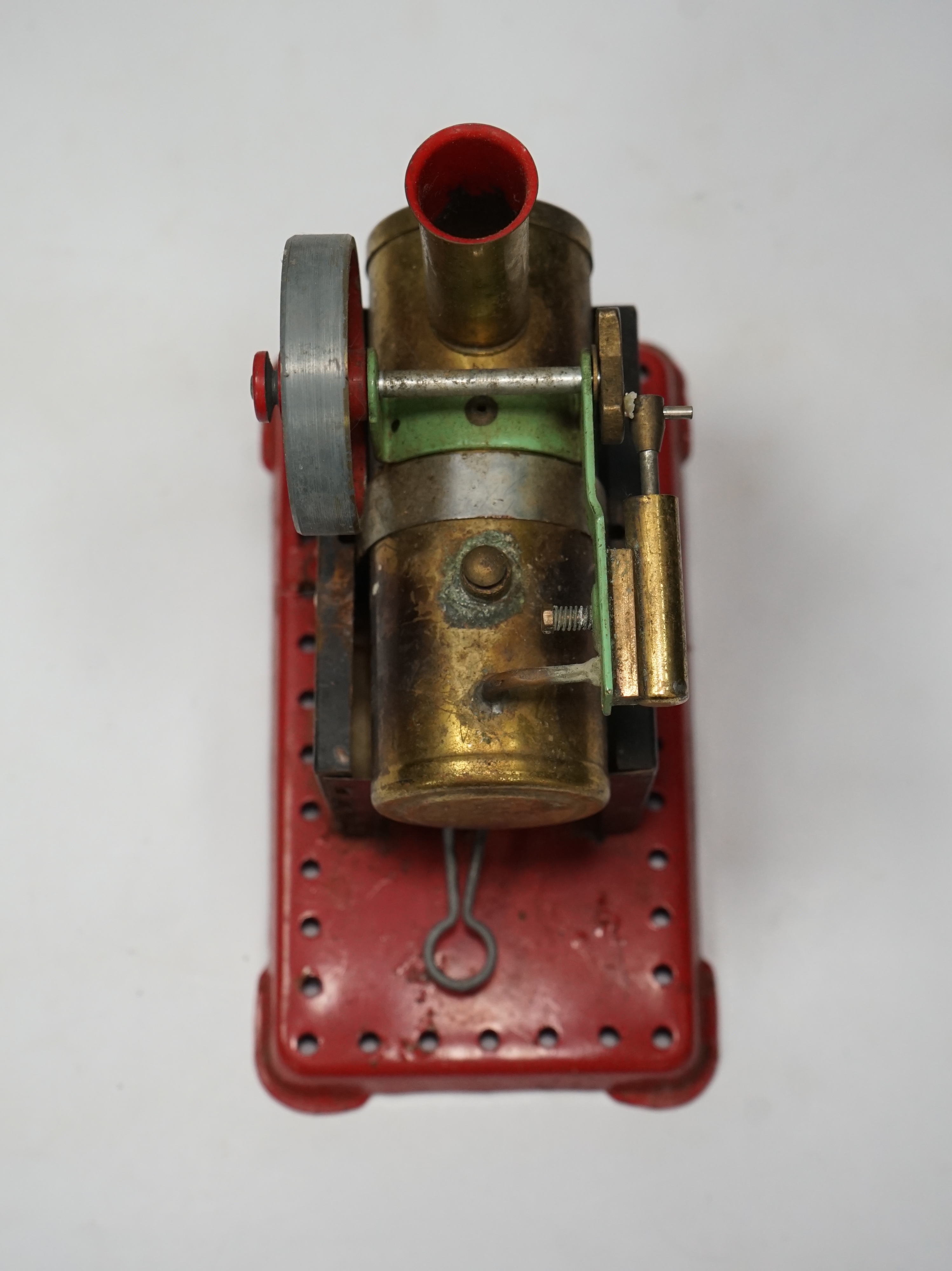 A Mamod live steam traction engine and a single cylinder stationary engine. Condition - poor to fair.